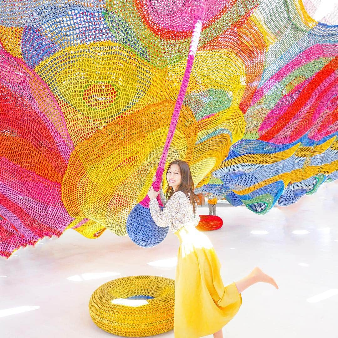 のインスタグラム：「* OZmallのゴールデンウィーク特集で 箱根アートさんぽの記事が公開されています🤤💐 撮影の一コマ カラフルネットが可愛い箱根彫刻の森美術館のネットの森🌈 森からの森モリモリ🌳 #12歳まで」