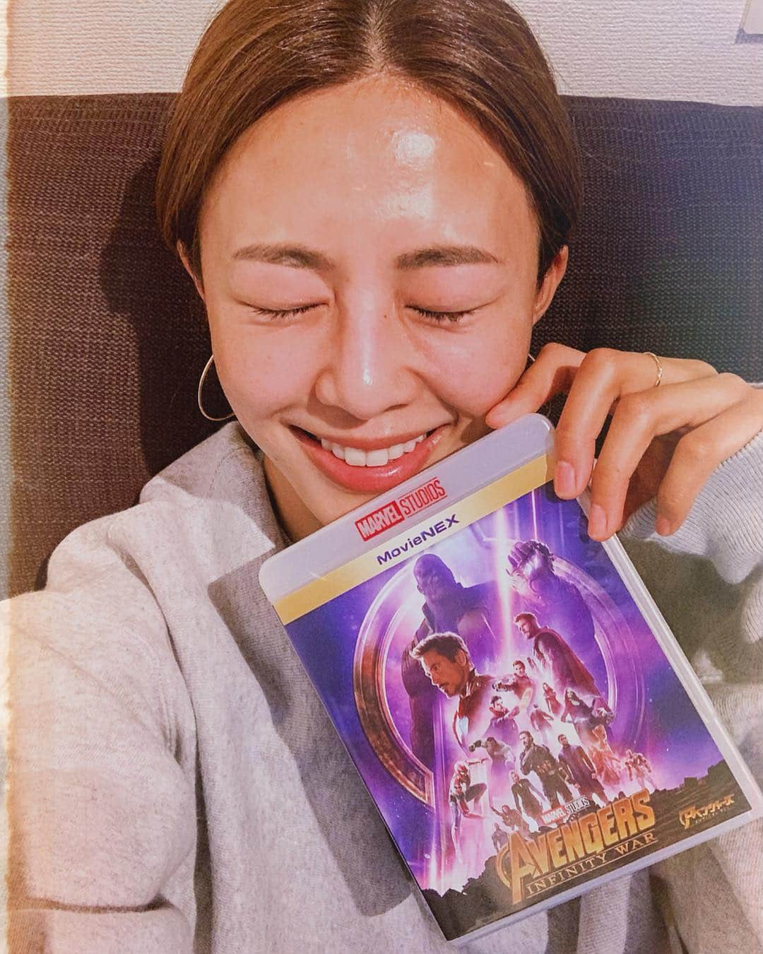 吉田夏海さんのインスタグラム写真 - (吉田夏海Instagram)「最近映画ブーム再来☺️🎞✨ . もうすぐアベンジャーエンドゲームが映画館でやるからそれを観るためにインフィニティ・ウォーを観て気分を高めてるよ🤩 . エンドゲームってことはもう終わっちゃうのかな？そう思うと寂しすぎる😭💭 . 好きな映画のひとつで色んなヒーローが集まってるのが豪華すぎてカッコよくておもしろくて大好きなんだ🧡🧡🧡 . とにかく早く観たい🥺✨ . 近いうち絶対に観に行くぞ✌️🎬 . #ありがとうアベンジャーズ #アベンジャーズ #アベンジャーズエンドゲーム  #movie」4月24日 13時25分 - natsumiiiiiiiiiii