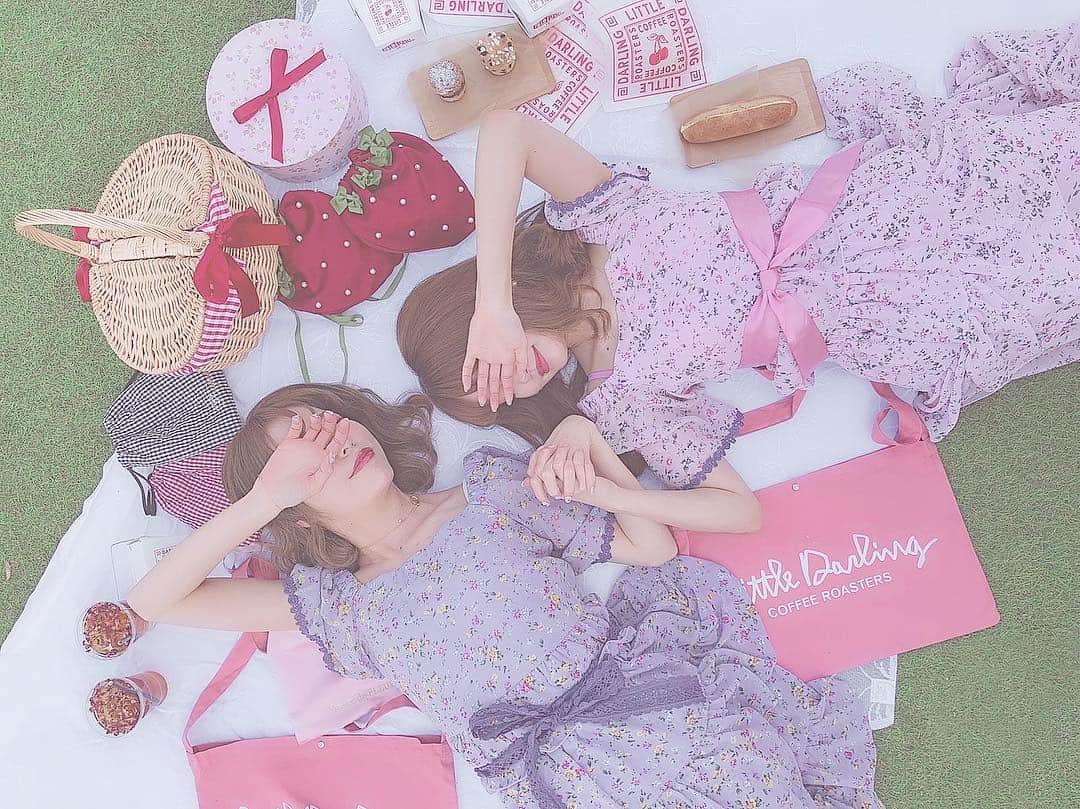 のインスタグラム：「🎀⠀ ⠀ いいお天気の日にいさこちゃんとことちゃんと お気に入りの場所でピクニック🍓⠀ ⠀ いさこちゃんとお揃いのワンピは  @rasmile_official の新作〜♡ ワンピに見えて上下別々なの！！ だから単品でも使えてすごく便利♡⠀ このままスヤスヤ寝たい𓂂𓏸笑♡ ⠀ #rasmile#ピクニック#littledarlingcoffeeroasters#maisondereefur」