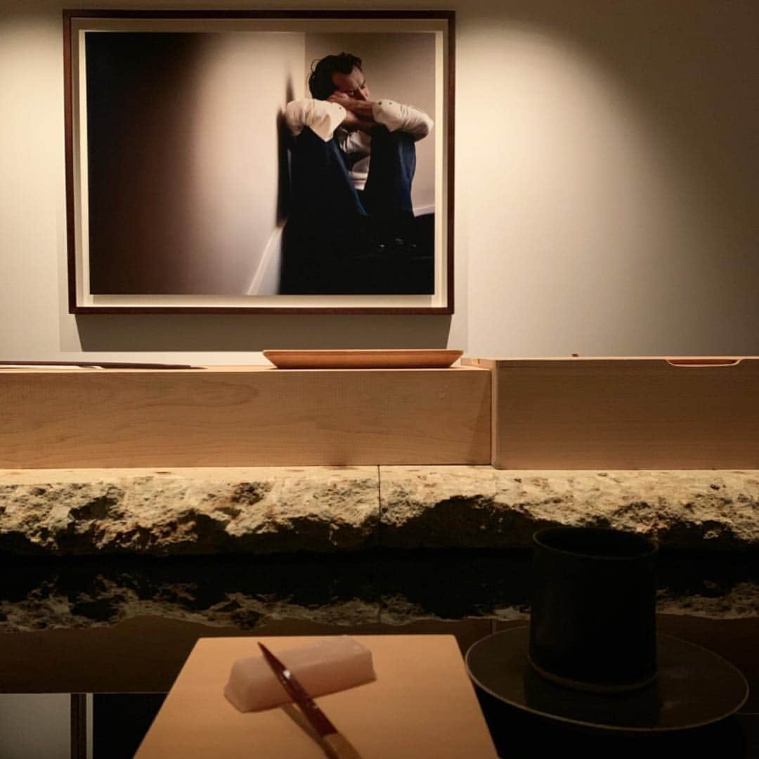SHUHEI.Kさんのインスタグラム写真 - (SHUHEI.KInstagram)「吉井仁実さんのアートコレクションに囲まれて美味しいお寿司を。 先日#清春芸術村 で行われた#杉本博司 さんのイベント以来。 ゲストハウス和心の裏側のお話など、いろいろなお話も聞けて大満足な昨晩の会食でした。」4月24日 13時27分 - kamishu14