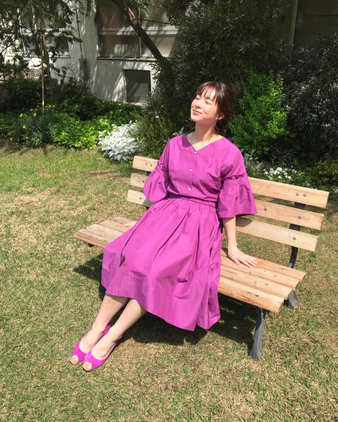 酒井瞳さんのインスタグラム写真 - (酒井瞳Instagram)「収録 #衣装 は全身パープルでした！綺麗なパープルが太陽の光でさらに綺麗に映える！収録は室内やったけどね！はは！ 昨日は光合成たっぷりできたよ。太陽今日は出て来ないのかしら。。。 #fashion #セットアップ #granyamaki #RESPEC #靴 #DIANA」4月24日 13時28分 - s.sakaihitomi