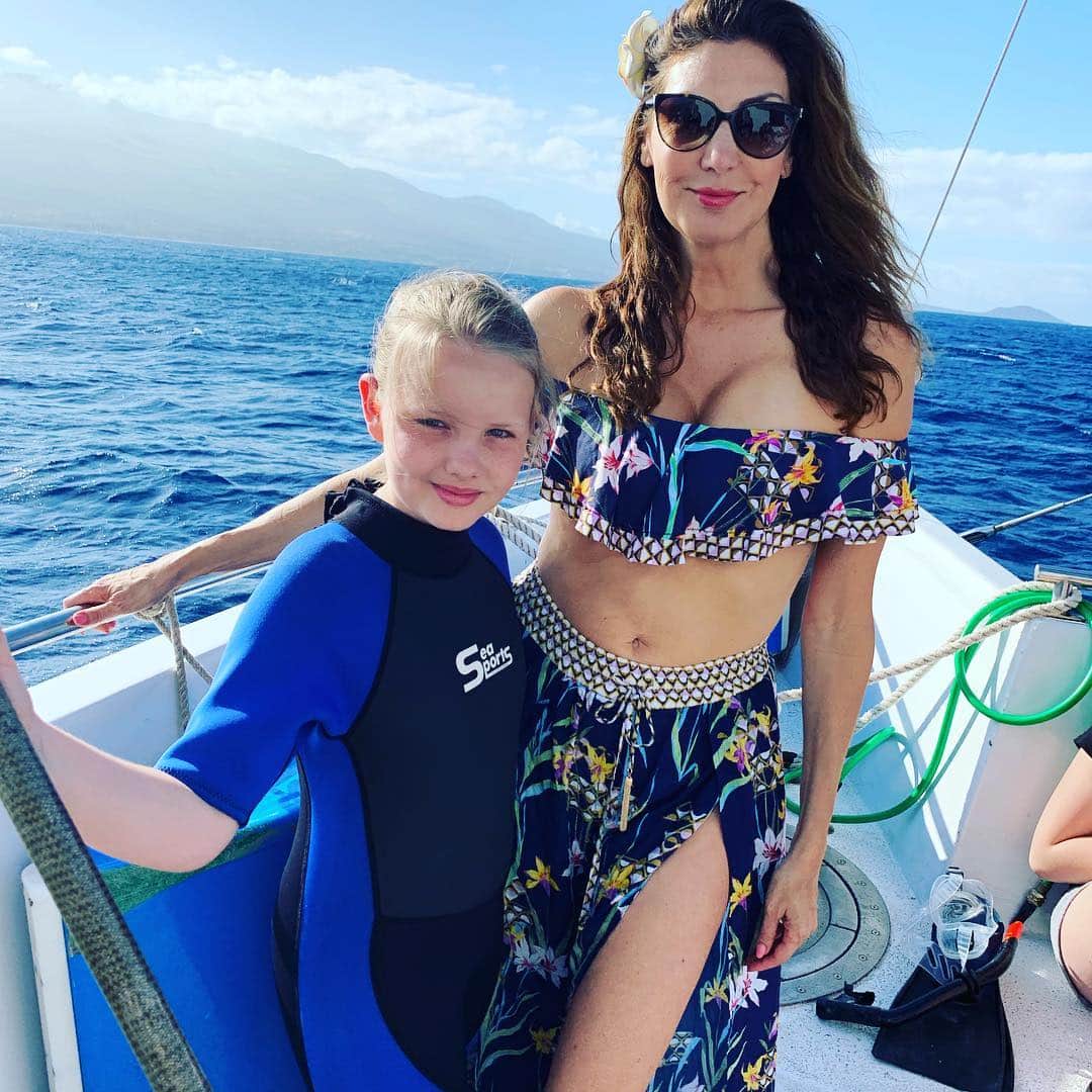 ヘザー・マクドナルドのインスタグラム：「With my niece/IG photographer I gave her a day off so she could snorkel with me in Maui. Hope you all are enjoying today’s #Juicyscoop」