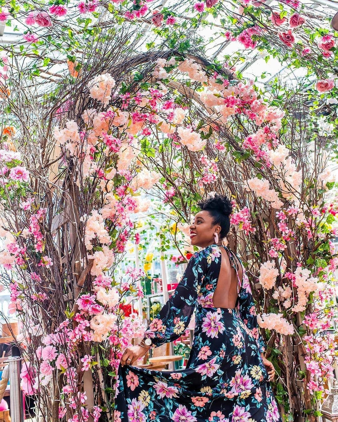 ユミキムさんのインスタグラム写真 - (ユミキムInstagram)「Sometimes a garden blooms in the most unlikely of places.  The beautiful @titispassion in the Love Affair Maxi.  #ykmyway #beautifulblooms #nyc #secret #oasis #5thavenue #serrabybirreria #YumiKim」4月24日 8時18分 - yumikim