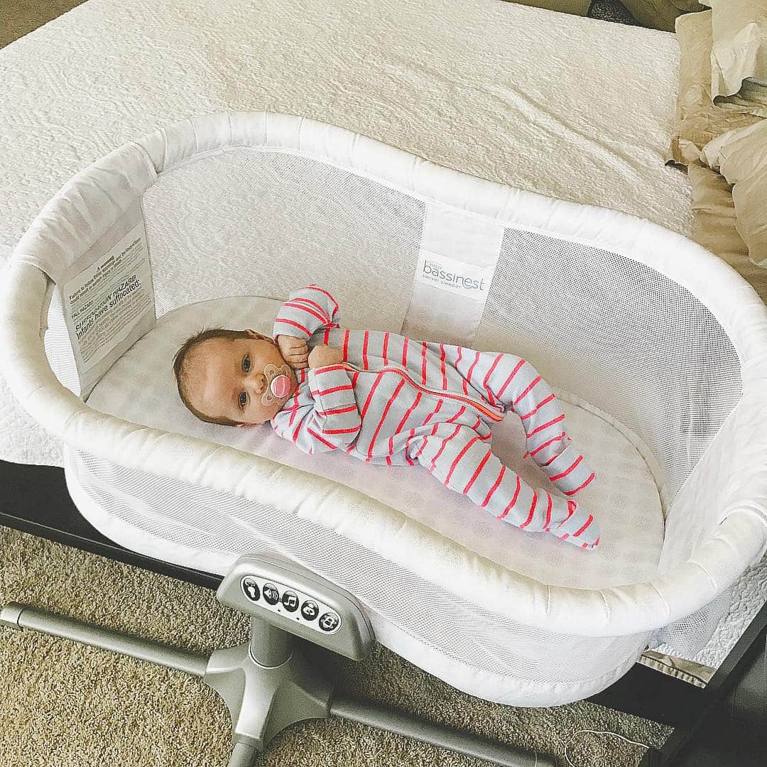 カーリー・パターソンのインスタグラム：「A lot of people have asked me what some of my go to baby items have been and this go around one of my top favorite products has been this @halosleep bassinet! I love having Emmaline right next to me and being able to know she is safe. I also love how it is sleek, convenient and has all the bells and whistles. This is not a paid post just an appreciation and wanted to share with other parents😊」