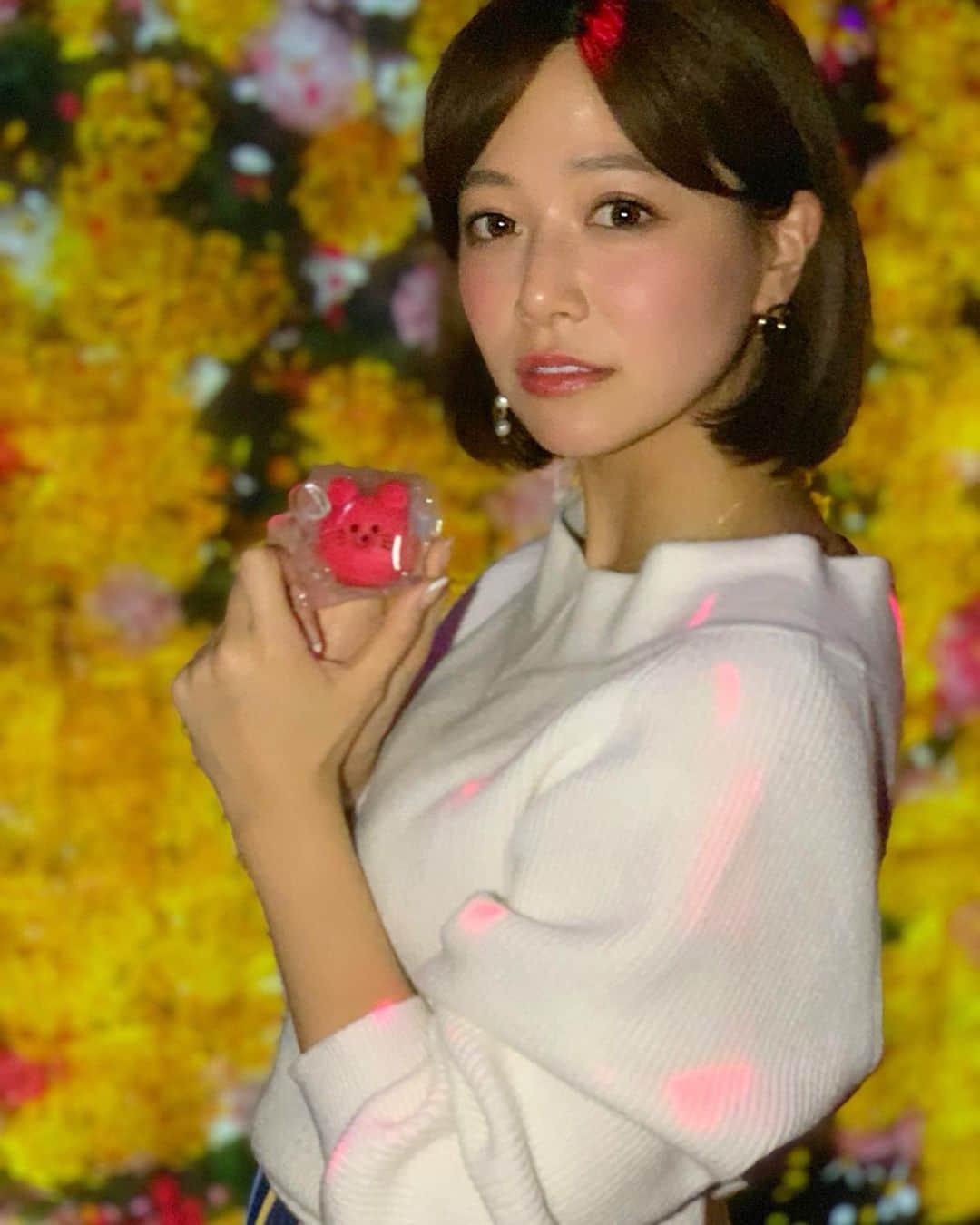 のインスタグラム：「おはよん🥰✨ . 今年お花見出来なかった人必見🙋‍♀️💕 まだ間に合います🥺🥺✨ . お台場の「森ビル デジタルアート ミュージアム: エプソン チームラボ ボーダレス」にて、デジタルアートで楽しむお花見イベントを開催しているの✌️✨💕 . もうね、さすがチームラボ！ 本当に全然予想も出来ない異世界空間に今回も旅させていただきました🤣👏 . ブースを出るごとに次のブースは何が待ってるんだろうと、ずっとドキドキ💕大人も存分に楽しめます✌️🌸 . 来場者のノベルティーのバイトルのチューイチのお饅頭がめちゃ可愛かったから一緒に📸笑 . 平成最後のお花見のチャンス🌸 ぜひ遊びに行ってみてね❣️✨ 今日も頑張りましょ✨💕 . #お花見 #花見 #hanami #チームラボ #teamlab #sakura #桜 #cherryblossom #イルミネーション #ライトアップ #お花 #イリュージョン #バイトル花見 #promotion #お台場 #odaiba #venusfort #ヴィーナスフォート #flower #花 #森ビル #デジタルアート #ミュージアム #art #アート #芸術 #平成最後」