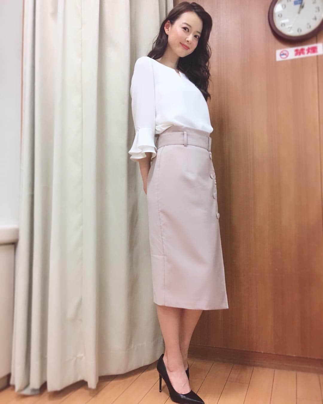 中城あすかさんのインスタグラム写真 - (中城あすかInstagram)「昨夜もビジネスクリック、ありがとうございました！ 衣装は @jusglitty_official でした💓 ハイウェストのタイトスカートは脚長効果ですね！ また来週も見てね😊 . #businessclick #ビジネスクリック #ビジクリ #火曜日 #経済 #経済ニュース #経済番組 #ビジクリ衣装」4月24日 8時35分 - asukanakajo
