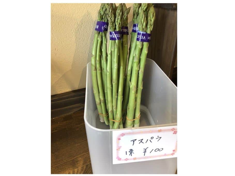 さが農村さんのインスタグラム写真 - (さが農村Instagram)「. 先月3月15日に佐賀県基山町にオープンした「和カフェ　空とたね」。 オーナーは基山町のアスパラガス農家の増永さんです。 . 周りはのどかな田園に囲まれていて、季節のランチや煎茶セット、うれしの紅茶セットなどがいただけます。 . 本日は「季節のランチ」をいただきました！ . パンは増永さんが作ったアスパラや人参が入ったものと、自家製アスパラのディップがのったトートト工房のパン。 スープには、大～きなアスパラがごろごろ。 季節の一品は、アスパラとつくしが入った白和え。 . こだわりのお茶は基山町や嬉野市のもの、セットのお菓子は地元の加工グループ“ちぎりの里”のかりんとうや地元菓子店のものも。 . メニューは一品一品オーナーのこだわりがあり、地域とのつながりも深く、とってもあたたかい雰囲気のお店です^^ . ゆっくりのんびり過ごしたいときにぜひお出かけください♪ . 〈和カフェ　空とたね〉 ▪️営業日：11:30～17:00（毎週金・土曜のみ） ▪️住所：基山町園部2254-1 ▪️TEL：‪090-8411-8058‬ . . さが農村ひろばのホームページ(TOPページ) https://saga-nouson.jp/ . . #さが農村#佐賀産#佐賀#サガ#saga#基山町#和カフェ空とたね」4月24日 8時30分 - saganouson