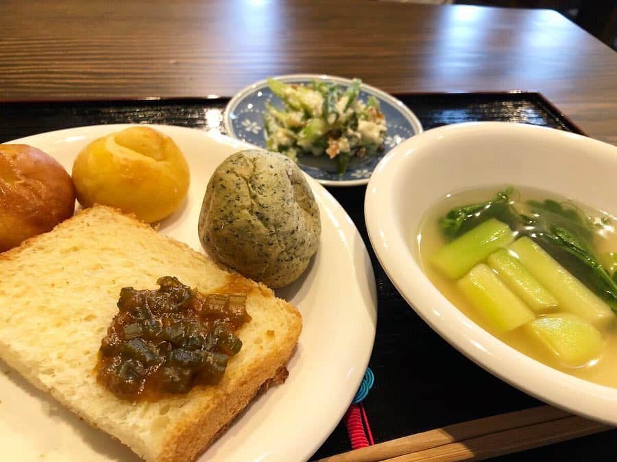 さが農村さんのインスタグラム写真 - (さが農村Instagram)「. 先月3月15日に佐賀県基山町にオープンした「和カフェ　空とたね」。 オーナーは基山町のアスパラガス農家の増永さんです。 . 周りはのどかな田園に囲まれていて、季節のランチや煎茶セット、うれしの紅茶セットなどがいただけます。 . 本日は「季節のランチ」をいただきました！ . パンは増永さんが作ったアスパラや人参が入ったものと、自家製アスパラのディップがのったトートト工房のパン。 スープには、大～きなアスパラがごろごろ。 季節の一品は、アスパラとつくしが入った白和え。 . こだわりのお茶は基山町や嬉野市のもの、セットのお菓子は地元の加工グループ“ちぎりの里”のかりんとうや地元菓子店のものも。 . メニューは一品一品オーナーのこだわりがあり、地域とのつながりも深く、とってもあたたかい雰囲気のお店です^^ . ゆっくりのんびり過ごしたいときにぜひお出かけください♪ . 〈和カフェ　空とたね〉 ▪️営業日：11:30～17:00（毎週金・土曜のみ） ▪️住所：基山町園部2254-1 ▪️TEL：‪090-8411-8058‬ . . さが農村ひろばのホームページ(TOPページ) https://saga-nouson.jp/ . . #さが農村#佐賀産#佐賀#サガ#saga#基山町#和カフェ空とたね」4月24日 8時30分 - saganouson