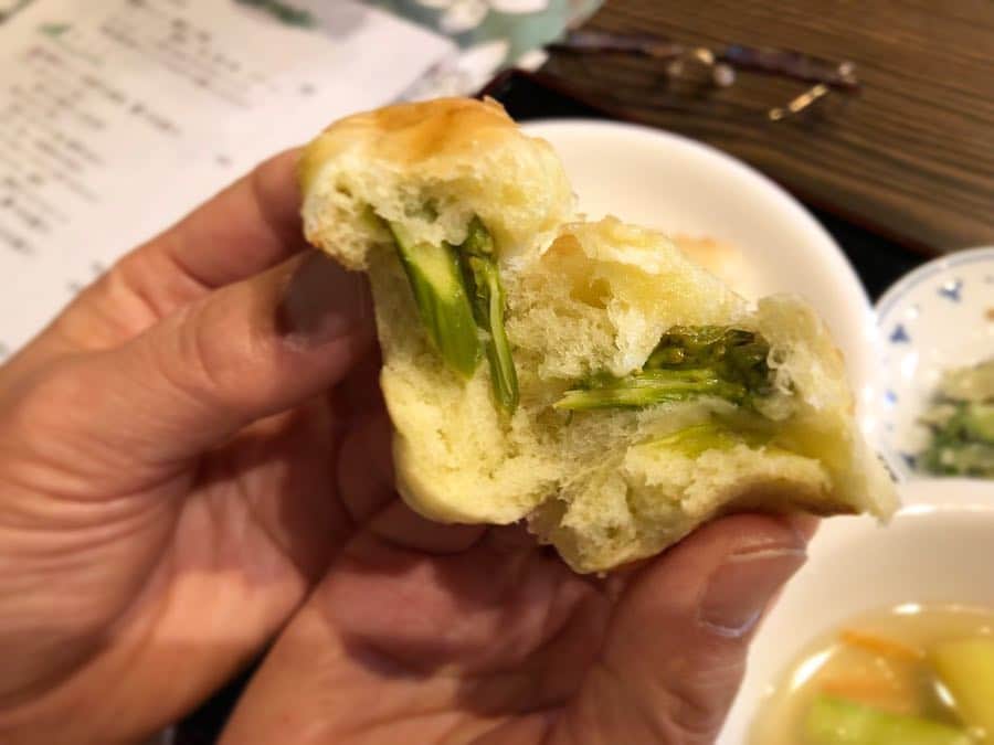 さが農村さんのインスタグラム写真 - (さが農村Instagram)「. 先月3月15日に佐賀県基山町にオープンした「和カフェ　空とたね」。 オーナーは基山町のアスパラガス農家の増永さんです。 . 周りはのどかな田園に囲まれていて、季節のランチや煎茶セット、うれしの紅茶セットなどがいただけます。 . 本日は「季節のランチ」をいただきました！ . パンは増永さんが作ったアスパラや人参が入ったものと、自家製アスパラのディップがのったトートト工房のパン。 スープには、大～きなアスパラがごろごろ。 季節の一品は、アスパラとつくしが入った白和え。 . こだわりのお茶は基山町や嬉野市のもの、セットのお菓子は地元の加工グループ“ちぎりの里”のかりんとうや地元菓子店のものも。 . メニューは一品一品オーナーのこだわりがあり、地域とのつながりも深く、とってもあたたかい雰囲気のお店です^^ . ゆっくりのんびり過ごしたいときにぜひお出かけください♪ . 〈和カフェ　空とたね〉 ▪️営業日：11:30～17:00（毎週金・土曜のみ） ▪️住所：基山町園部2254-1 ▪️TEL：‪090-8411-8058‬ . . さが農村ひろばのホームページ(TOPページ) https://saga-nouson.jp/ . . #さが農村#佐賀産#佐賀#サガ#saga#基山町#和カフェ空とたね」4月24日 8時30分 - saganouson