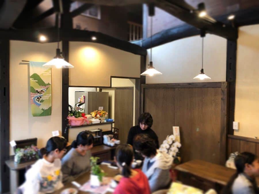 さが農村さんのインスタグラム写真 - (さが農村Instagram)「. 先月3月15日に佐賀県基山町にオープンした「和カフェ　空とたね」。 オーナーは基山町のアスパラガス農家の増永さんです。 . 周りはのどかな田園に囲まれていて、季節のランチや煎茶セット、うれしの紅茶セットなどがいただけます。 . 本日は「季節のランチ」をいただきました！ . パンは増永さんが作ったアスパラや人参が入ったものと、自家製アスパラのディップがのったトートト工房のパン。 スープには、大～きなアスパラがごろごろ。 季節の一品は、アスパラとつくしが入った白和え。 . こだわりのお茶は基山町や嬉野市のもの、セットのお菓子は地元の加工グループ“ちぎりの里”のかりんとうや地元菓子店のものも。 . メニューは一品一品オーナーのこだわりがあり、地域とのつながりも深く、とってもあたたかい雰囲気のお店です^^ . ゆっくりのんびり過ごしたいときにぜひお出かけください♪ . 〈和カフェ　空とたね〉 ▪️営業日：11:30～17:00（毎週金・土曜のみ） ▪️住所：基山町園部2254-1 ▪️TEL：‪090-8411-8058‬ . . さが農村ひろばのホームページ(TOPページ) https://saga-nouson.jp/ . . #さが農村#佐賀産#佐賀#サガ#saga#基山町#和カフェ空とたね」4月24日 8時30分 - saganouson