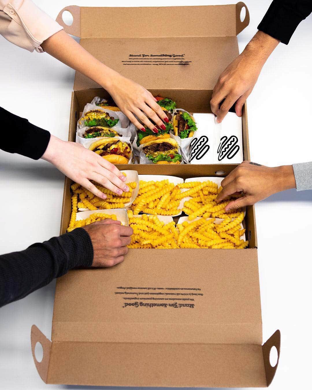 SHAKE SHACKさんのインスタグラム写真 - (SHAKE SHACKInstagram)「All hands on deck. 📷: @artisanmedia #shakeshack」4月24日 8時31分 - shakeshack