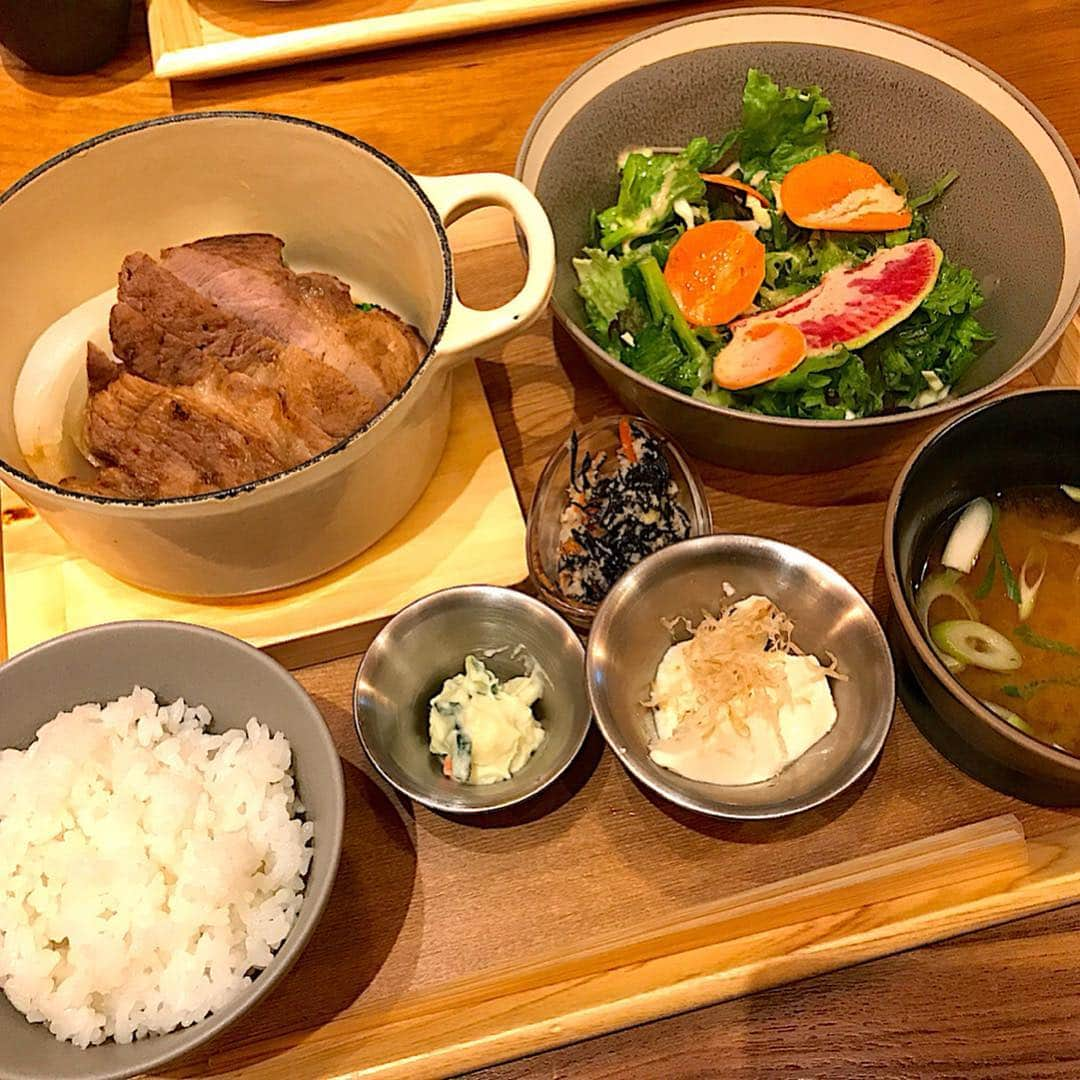 原史奈さんのインスタグラム写真 - (原史奈Instagram)「麻美ちゃんと久々ランチ 野菜もたっぷりで体に優しいよー^_^ #ランチ#野菜やめい#渋谷ヒカリエ#ランチ時人がすごい#豚の生姜焼き#野菜が美味しい#たっぷりトーク#お互い激写#仲良し#原史奈#ゴルフ#ゴルフレッスン#ゴルフ女子#ゴルフ男子#ゴルフ大好き#golf#ゴルフウエア#ゴルフコーデ#ゴルフグッズ#ゴルフ動画#ping#ピンgle#even#doubleeagle#archivio#cuartounited」4月24日 8時36分 - fuminahara