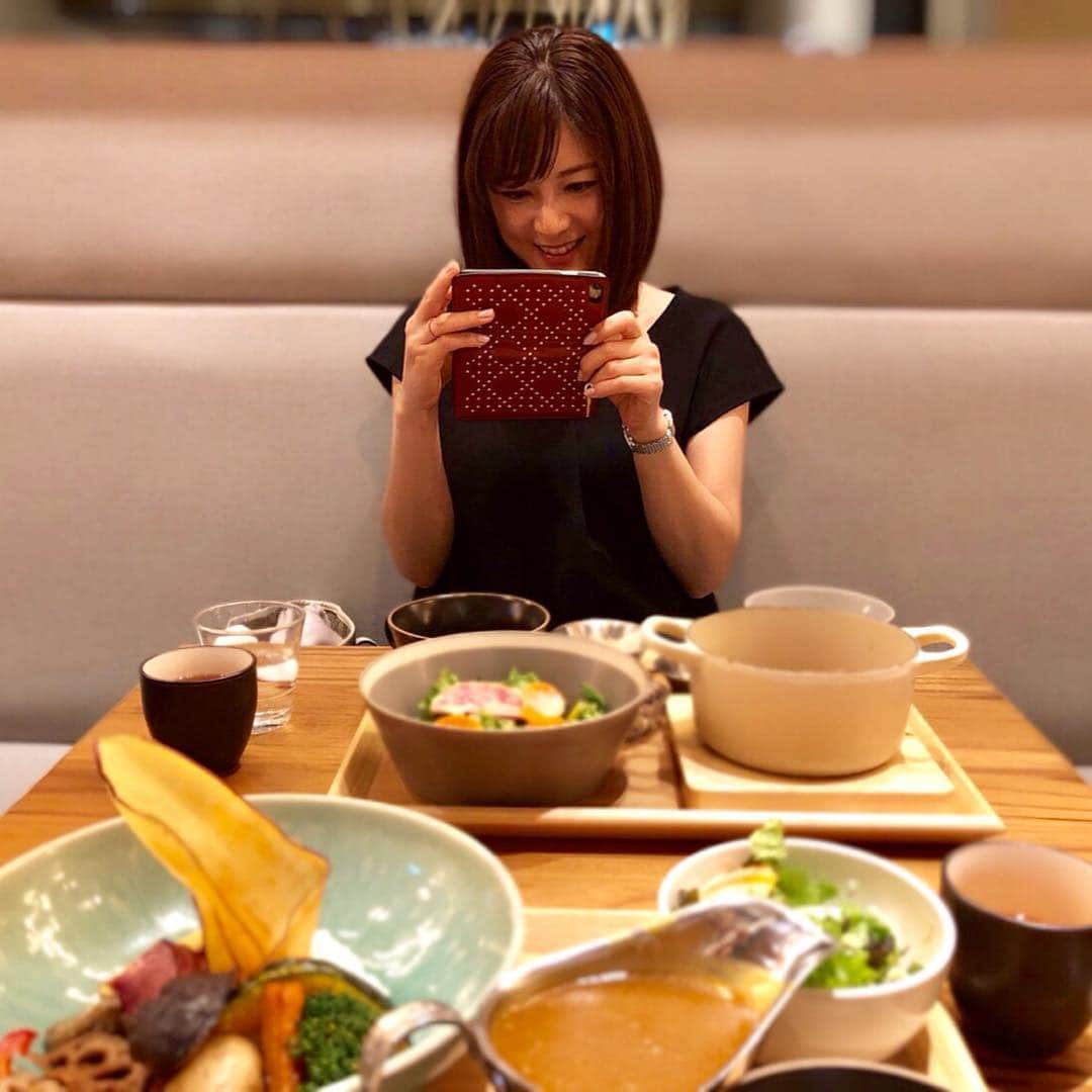 原史奈さんのインスタグラム写真 - (原史奈Instagram)「麻美ちゃんと久々ランチ 野菜もたっぷりで体に優しいよー^_^ #ランチ#野菜やめい#渋谷ヒカリエ#ランチ時人がすごい#豚の生姜焼き#野菜が美味しい#たっぷりトーク#お互い激写#仲良し#原史奈#ゴルフ#ゴルフレッスン#ゴルフ女子#ゴルフ男子#ゴルフ大好き#golf#ゴルフウエア#ゴルフコーデ#ゴルフグッズ#ゴルフ動画#ping#ピンgle#even#doubleeagle#archivio#cuartounited」4月24日 8時36分 - fuminahara