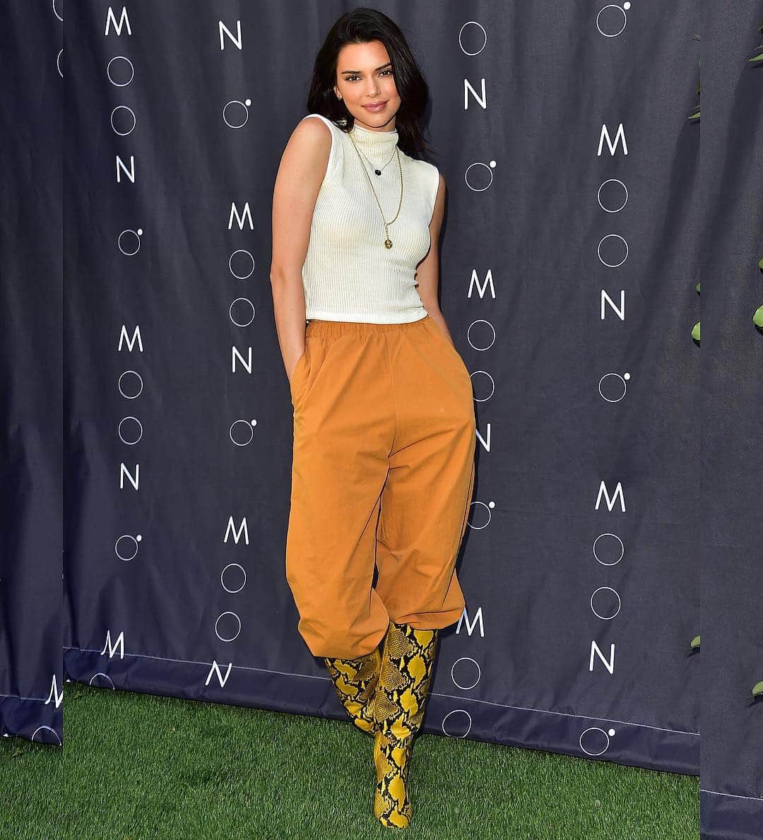 Just Jaredさんのインスタグラム写真 - (Just JaredInstagram)「@kendalljenner steps out in @yproject_official pants for the launch of the new elevated oral care collection @moon! More pics at JustJared.com #KendallJenner #Moon #YProject Photos: Instar」4月24日 8時38分 - justjared