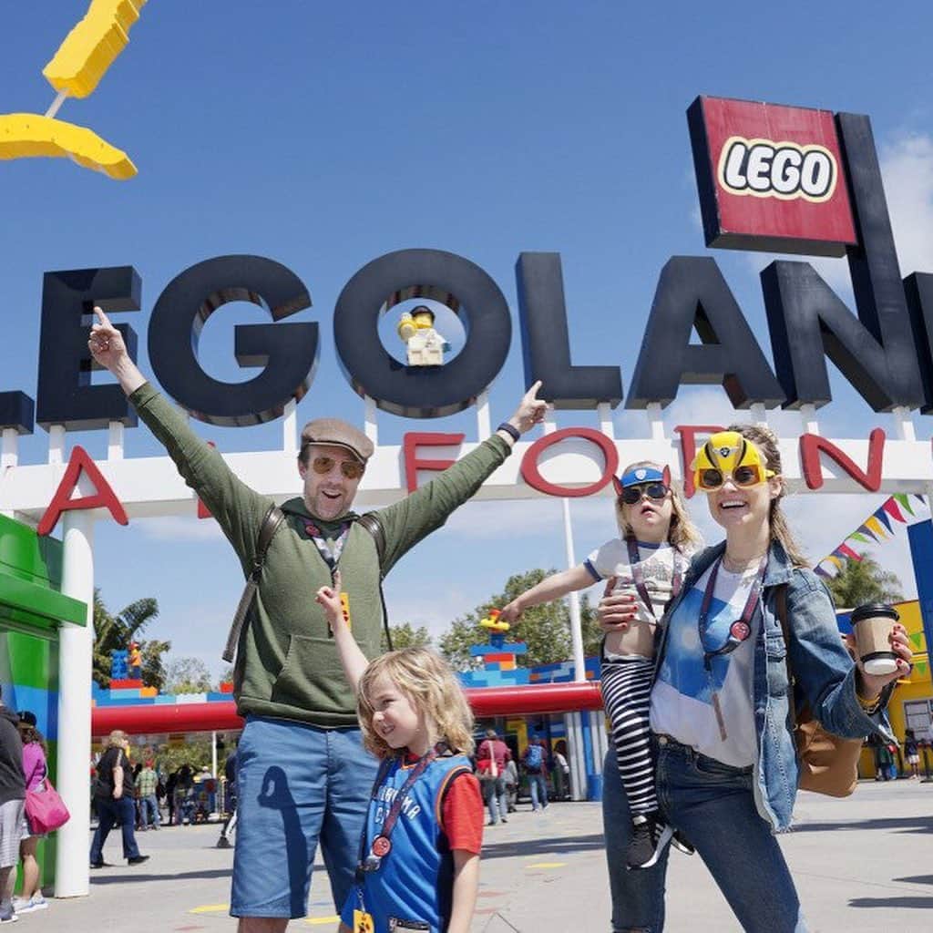 People Magazineさんのインスタグラム写真 - (People MagazineInstagram)「Party of four! Jason Sudeikis and Olivia Wilde's son Otis turned 5, and to celebrate, they took him and their 2-year-old daughter Daisy to LEGOLAND for an action-packed day of fun. ❤️ | 📷: Sandy Huffaker/Legoland」4月24日 8時46分 - people