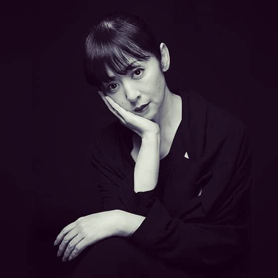 FRaUさんのインスタグラム写真 - (FRaUInstagram)「「自己嫌悪やマンネリズムと戦い、自分に絶望したりしながら、身体と心が痛めつけられて……だからこそ生きている実感がある」 . 俳優とオーケストラのための戯曲『#良い子はみんなご褒美がもらえる 』に出演中の#女優 #斉藤由貴 さんにインタビュー🎤✨ 彼女が身につけたいと語る、しなやかで強靭な“芝居の筋力”とは？ . 俳優とオーケストラのための戯曲『良い子はみんなご褒美がもらえる』 TOKYO/4月20日〜5月7日　TBS赤坂ACTシアター OSAKA/5月11日〜12日　フェスティバルホール」4月24日 8時49分 - fraumagazine