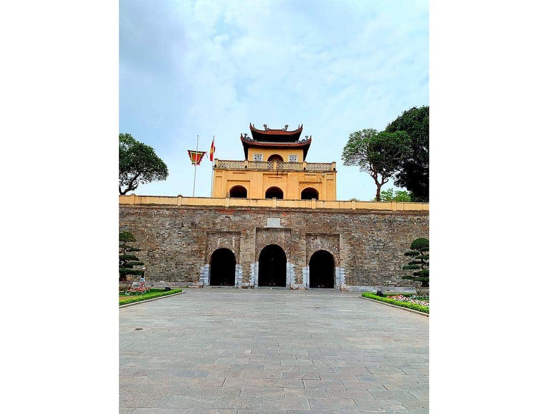 百合華さんのインスタグラム写真 - (百合華Instagram)「ベトナムの首都ハノイにある世界遺産『タンロン遺跡』を観に行ってきました🇻🇳﻿ ﻿ 歴代ベトナム王朝の王城遺構が残る貴重な遺跡との事ですが、遺跡の中にまで入ることが出来るので早速お城の中を探索開始です🥰﻿ ﻿ #ベトナム ﻿ #vietnam ﻿ #ハノイ ﻿ #hanoi ﻿ #旧市街 ﻿ #世界遺産﻿ #worldheritage ﻿ #タンロン遺跡﻿ #王城﻿ #ベトナム王朝﻿ #探索」4月24日 9時01分 - yurika.lovelily