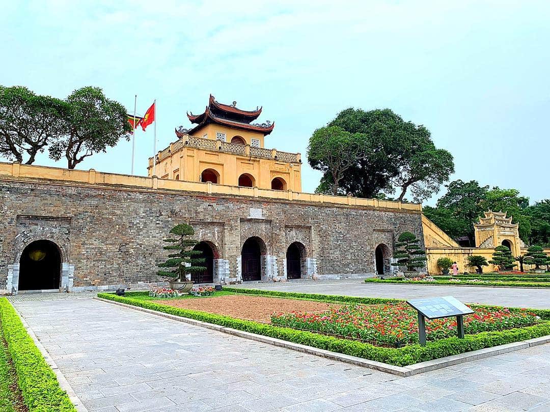 百合華さんのインスタグラム写真 - (百合華Instagram)「ベトナムの首都ハノイにある世界遺産『タンロン遺跡』を観に行ってきました🇻🇳﻿ ﻿ 歴代ベトナム王朝の王城遺構が残る貴重な遺跡との事ですが、遺跡の中にまで入ることが出来るので早速お城の中を探索開始です🥰﻿ ﻿ #ベトナム ﻿ #vietnam ﻿ #ハノイ ﻿ #hanoi ﻿ #旧市街 ﻿ #世界遺産﻿ #worldheritage ﻿ #タンロン遺跡﻿ #王城﻿ #ベトナム王朝﻿ #探索」4月24日 9時01分 - yurika.lovelily