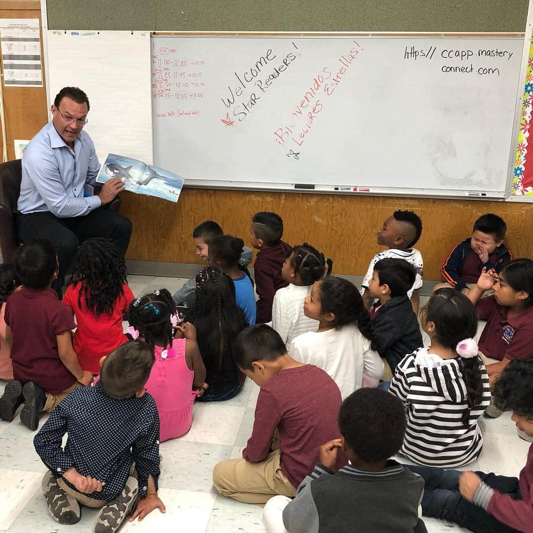 クリスティー・ヤマグチさんのインスタグラム写真 - (クリスティー・ヤマグチInstagram)「ADF board member (and my better half :) @brethedican entertaining our students with story time at the Always Reading end of year celebration. So proud of these students and their families who shared hundreds of books together this year to create a literacy rich environment at home. It’s all about #familyengagement @alwaysdream #earlyliteracy #oaklandusd #closetheacheivementgap link in bio」4月24日 9時00分 - kristiyamaguchi