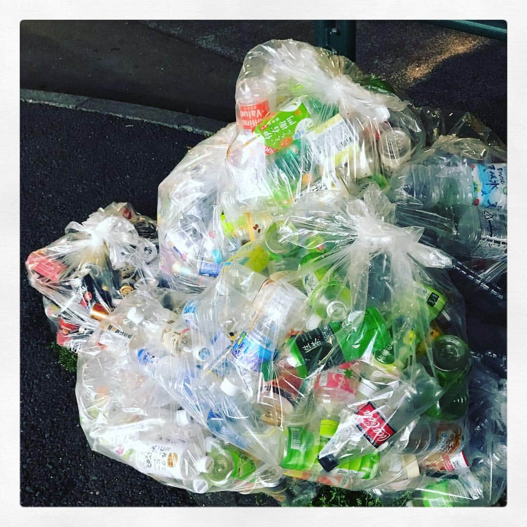 北山陽一のインスタグラム：「いつかの某コンビニ前。家庭から回収されるペットボトルは真っ白だけど、コンビニからのペットボトルはカラフル。どちらも同じ工場に行くわけだ。不思議じゃない？不思議に思った人は調べて見学とかしてみると良いよ。楽しいから。」