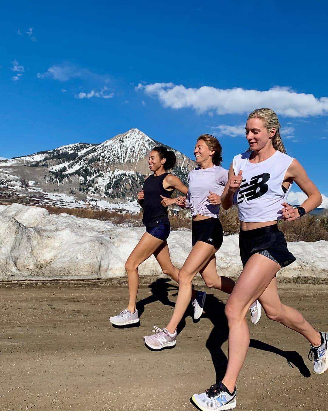 エマ・コバーンさんのインスタグラム写真 - (エマ・コバーンInstagram)「Big smiles for lots of miles 😁 oh and no filter...Crested Butte is very pretty 🏔🏔🏔 #crestedbutte #trainingcamp #likeaboss #workworkworkworkwork #nofilter」4月24日 8時58分 - emmacoburn