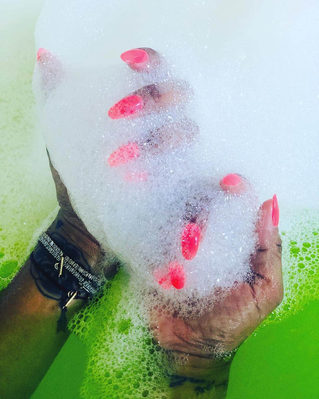 ケリスのインスタグラム：「SPRING 2019 Bath time is 1 of my favorite times.. You have to take time for yourself. Think of your favorite smells and what your body and skin need.. get those things and dump them in your bath tub (Today was a @lushbathspa bath bomb for me), lock the door, put some jazz on and relax... we all desrve it!」