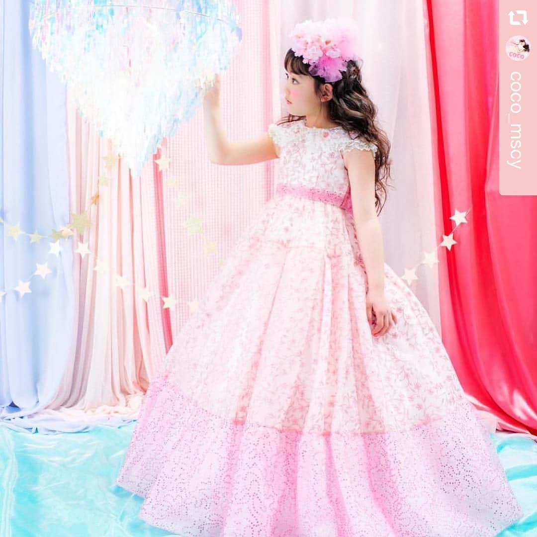 mezzo pianoさんのインスタグラム写真 - (mezzo pianoInstagram)「.﻿﻿﻿ 【予告】mezzo piano instagram企画﻿﻿﻿ ﻿﻿﻿ メゾ ピアノ スウィートガールズ webモデル募集﻿﻿﻿ ﻿ 応募期間　：4月26日(金)～6月2日(日）﻿﻿﻿ 募集サイズ：70cm～140cm﻿﻿ ﻿﻿ ❤︎❤︎❤︎❤︎❤︎❤︎❤︎❤︎❤︎❤︎❤︎❤︎﻿﻿﻿ スウィートガールに憧れるメゾっコ♡へ﻿ メゾ ピアノ スウィートガールwebモデル COCO©︎ からの応援メッセージ💕﻿ .﻿ １年前にスウィートガールの仲間入り♡を﻿ したCOCO©︎。﻿ 慣れていなかったお写真撮影も﻿ 今ではとっても上手になりました。﻿ 今回の募集告知のCOCO©︎とっても可愛いよね♡﻿ . . こんな風にメゾ ピアノの世界観での﻿ 撮影に参加出来ちゃうこの企画♡﻿ ﻿ 26日から応募スタート‼︎﻿ みんな応募してね〜♡﻿ ﻿  COCO©︎からの応援メッセージ💕﻿はコチラ ↓↓↓ .﻿ #repost @coco_mscy via @PhotoAroundApp 🌸 メゾピアノスウィートガールズの募集が26日からSTARTしますね♡ 去年の春スウィートに選んで頂いてから、cocoもわたしも世界が少し変わりとっても楽しくなりました♡♡ 新しいスウィートガールズが楽しみです💕 みなさんの可愛い応募楽しみにしています！ 🌸🌸🌸🌸 #メゾピアノスウィートガールズ30th応援 🌸🌸🌸🌸 #Repost @mezzopiano_official with @make_repost ・・・ .﻿﻿ 【予告】mezzo piano instagram企画﻿﻿ ﻿﻿ メゾ ピアノ スウィートガールズ webモデル募集﻿﻿ ﻿﻿ 応募期間　：4月26日(金)～6月2日(日）﻿﻿ 募集サイズ：70cm～140cm﻿﻿ ﻿﻿ ブランド30周年を記念して、﻿﻿ メゾ ピアノが大好きなスウィートガールズ大募集！﻿﻿ インスタグラムを中心に活躍する、﻿﻿ webモデルを募集します。﻿﻿ ﻿﻿ 💗テーマ﻿﻿ お気に入りのメゾ ピアノ春夏スタイル﻿﻿ ﻿﻿ 💗応募方法﻿﻿ 1,メゾ ピアノ着用写真を﻿ #メゾピアノスウィートガールズ30th﻿﻿ をつけてご自身のInstagramに投稿！ ﻿ ﻿ 2,応募項目は﻿ キャプション欄の最初にご記入ください。﻿ ・お子様のお名前（ニックネーム可）﻿ ・年齢﻿ ・身長﻿ ・靴のサイズ﻿ ・お住まいの都道府県名 ﻿ ﻿ 💗応募条件﻿ ・メゾ ピアノ公式アカウントのフォロワー様限定﻿ ・メゾ ピアノの70～140cmサイズを着用できる女の子﻿ ・ご自身のインスタグラムを公開されている方﻿ ﻿ 💗発表﻿ 2019年６月上旬、mezzo piano公式インスタグラムにて発表。﻿ 選ばれた方にはメゾ ピアノ公式アカウントよりダイレクトメッセージにてご連絡いたします。﻿ ﻿ 💗特典﻿﻿ スウィートガールズに選ばれると﻿﻿ ﻿﻿ ❤︎メゾ ピアノのカタログを手がける﻿﻿ スタッフによる撮影に秋冬の新作を着て参加出来ます。﻿﻿ ﻿﻿ ❤︎新作アイテムをプレゼントします。﻿﻿ ﻿﻿ ・撮影は6月中旬〜下旬を予定しております。﻿交通費は自己負担となります。﻿﻿ ﻿ 【注意事項】﻿ ・応募はスマートフォンからのみ可能なため、メールやハガキでの応募はできません。﻿ ・審査に関するご質問は受け付けておりませんので、ご了承ください。﻿ ・メゾ ピアノショップへのお問い合わせはご遠慮ください。﻿ ﻿ ❤︎❤︎❤︎❤︎❤︎❤︎❤︎❤︎❤︎❤︎❤︎❤︎﻿﻿ super sweet  girls ゆな©︎りん©︎と﻿﻿ 歴代スウィートガールズが﻿﻿ みんなを応援するよ❤︎﻿﻿ #メゾピアノスウィートガールズ30th応援 ﻿﻿ をcheck‼︎﻿﻿ ❤︎❤︎❤︎❤︎❤︎❤︎❤︎❤︎❤︎❤︎❤︎❤︎﻿﻿ ﻿ #メゾピアノスウィートガールズ30th﻿﻿ #メゾピアノスウィートガールズ30th応援 #メゾピアノスウィートガールズwebモデル﻿﻿ #mezzopiano30thanniversary﻿﻿ #mezzopiano #メゾピアノ﻿﻿ #キッズモデル #モデル募集 #キッズモデル募集 ﻿﻿ #インスタ映え #キッズフォト #フォトジェニック#instakids  #kidsmodel﻿ ﻿#メゾピアノスウィートガールズ18ss ﻿ ﻿ ﻿ ﻿ ﻿ ﻿ ﻿ ﻿ ﻿ ﻿ ﻿」4月24日 9時03分 - mezzopiano_official