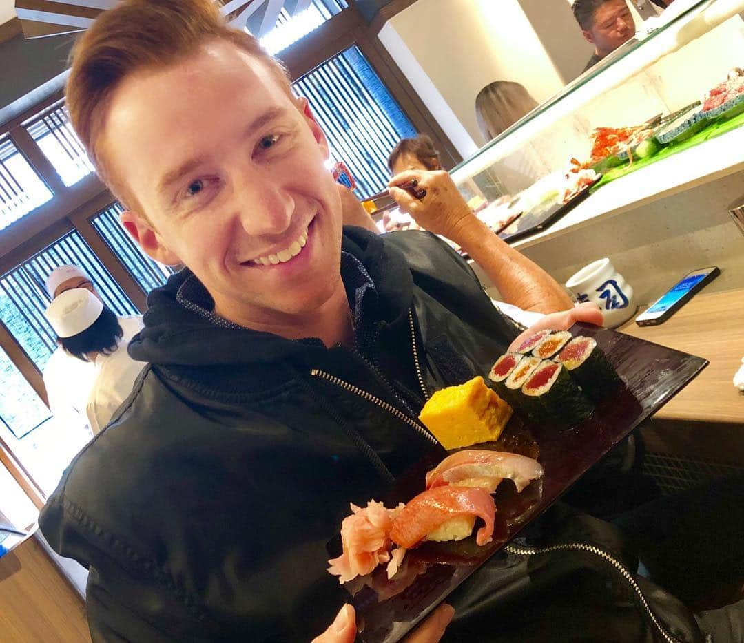 ショーン・ラビットさんのインスタグラム写真 - (ショーン・ラビットInstagram)「Take me back to fresh sushi 🍣 what’s your favorite sushi? 日本の寿司食べたい！何寿司好きの？ . . . . . . . . #figureskating  #motivationalquotes  #training  #foodie  #fitfam  #travel  #handsome  #sushi  #ootd  #model  #japan  #mensfashion  #寿司 #フィギュアスケート  #トレーニング  #筋肉  #筋トレ  #笑  #モデル  #イケメン  #ファッション  #豊洲  #コーディネート  #おしゃれさんと繋がりたい  #今日の服  #いいね返し  #インスタ映え  #可愛い  #ナイキ  #おはよう」4月24日 9時05分 - seanrabbitt