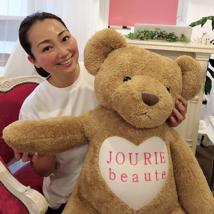 迫田愛子さんのインスタグラム写真 - (迫田愛子Instagram)「@jourie_beaute でつるつるぴかぴか小顔に😆❤️ #ワンダースキン でタルミやくすみを一気に解決。肌質UP⤴︎⤴︎✨ ↑↑本当にこれ凄い😆❤️ #骨気 由来のオリジナル手技 #骨美導 で歪みや浮腫みが改善されて帰る頃には別人。w  @akie_jourie.beaute ちゃんいつもありがとう❤️❤️❤️ #麻布十番 #エステ #コルギ #小顔矯正」4月24日 9時07分 - aiko_esnail