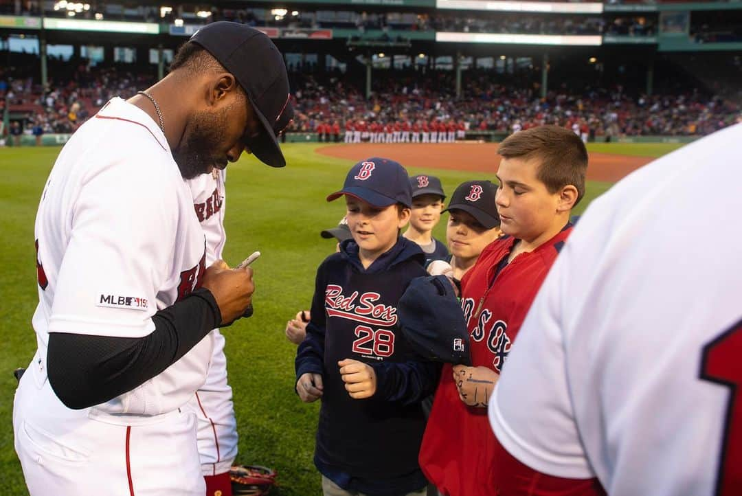 ボストン・レッドソックスさんのインスタグラム写真 - (ボストン・レッドソックスInstagram)「New friends 😊」4月24日 9時27分 - redsox