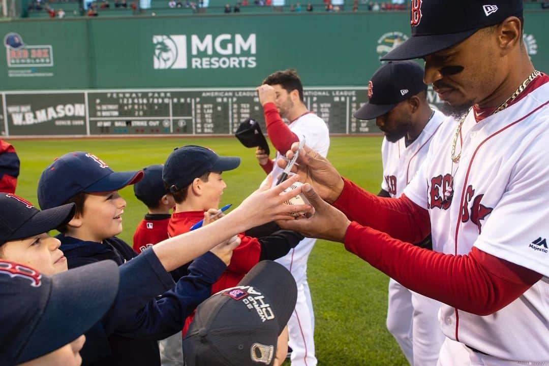 ボストン・レッドソックスさんのインスタグラム写真 - (ボストン・レッドソックスInstagram)「New friends 😊」4月24日 9時27分 - redsox