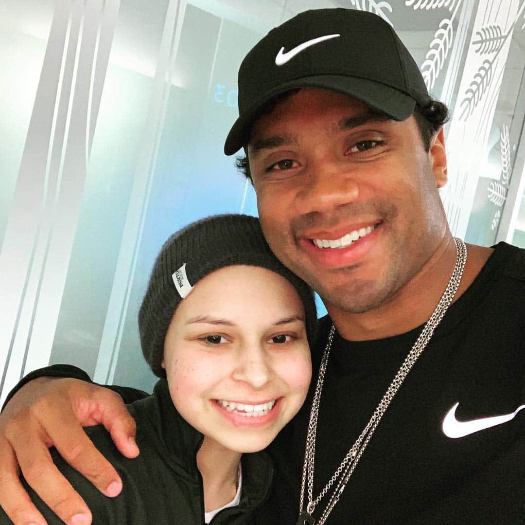 ラッセル・ウィルソンのインスタグラム：「Grateful to spend time with you all today! @SeattleChildrens 🙏🏾@WhyNotYouFDN」