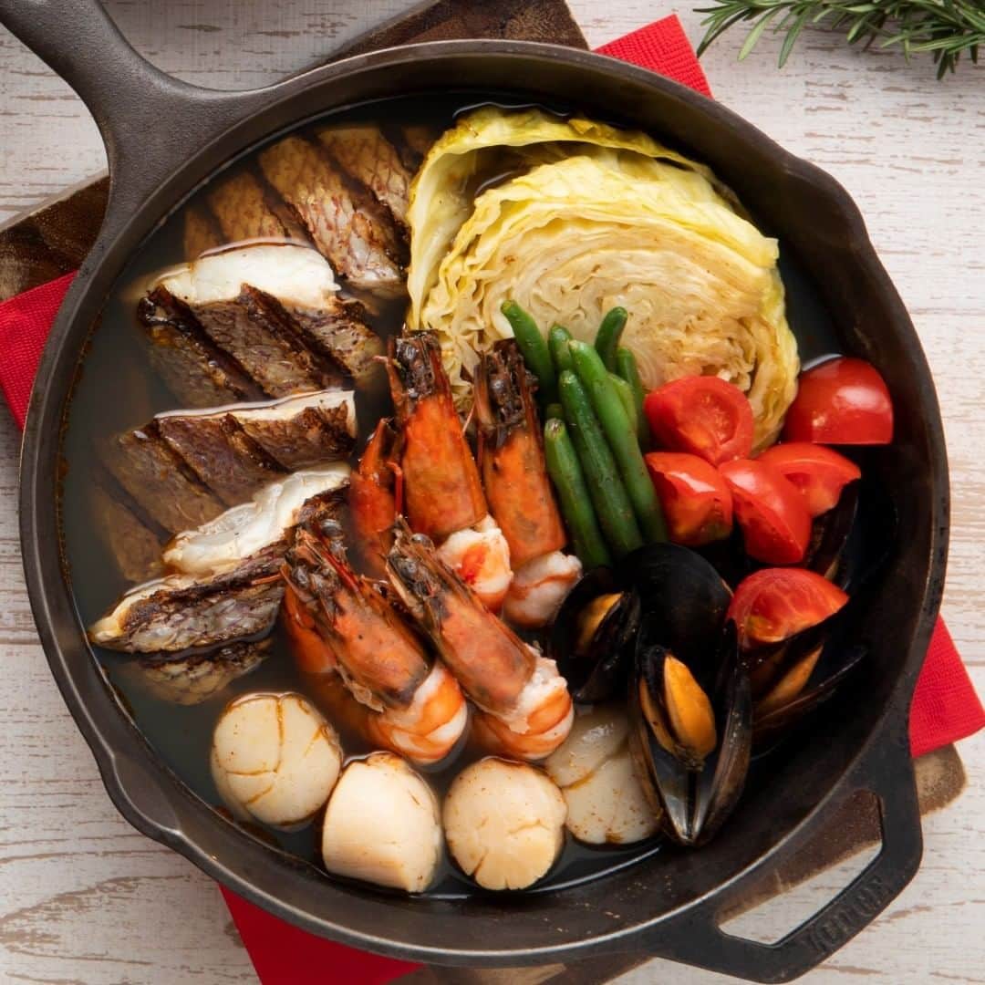 Courtyard by Marriott Tokyoのインスタグラム：「＜ラヴァロック5周年記念メニュー＞アクアパッツア😊🐟 ケイジャンスパイスニンニクと白ワインを使ったシーフードグリルポットは、鯛、有頭海老、帆立貝、ムール貝など海の幸をふんだんに使った鍋料理です。🍽😀《5th Anniversary Dinner Menus at LAVAROCK》Acqua Pazza😋🐡🌶 This seafood grill pot features an abundance of seafood, including sea bream, whole shrimp, scallops and mussels, flavored with Cajun spices, garlic, and white wine.  #ディナー #dinner #レストラン #restaurant #人気メニュー #グリル料理 #ホテル #銀座 #ginza #cytokyo #cytokyo5passion #シーフード #東京レストラン #seafood」