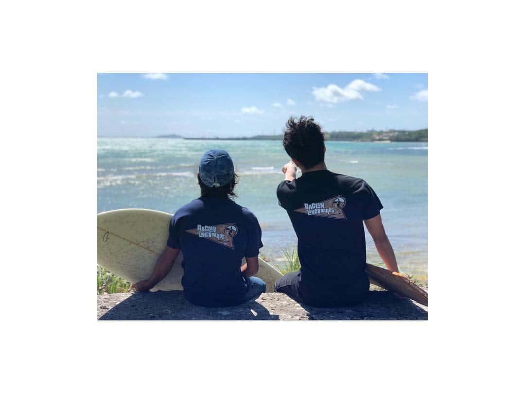 幸太さんのインスタグラム写真 - (幸太Instagram)「New Zealand in OKINAWA  ニュージーランドで買った @raglanlongboards のTシャツ着て、沖縄で波乗り🏄‍♂️ 昨年行ったニュージーランドも沖縄もちょっと似てる…  僕たちが自然の中で遊ばせてもらう島では  遊び道具は無限です🤙🏿🤙🏿🤙🏿 #islandlover #trip #newzealand #okinawa #naturelover #surf #friends #raglanlongboads  #海遊び #島好き #サーファー #モデル #沖縄 #ニュージーランド #素足が好き #幸旅 #爆風で撮った写真 #2人の髪型が #ヤバいね」4月24日 9時31分 - kotawave