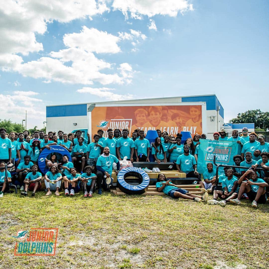 マイアミ・ドルフィンズさんのインスタグラム写真 - (マイアミ・ドルフィンズInstagram)「Day well spent surprising Pahokee High School’s flag and tackle football programs with new equipment! #TeamworkAtWork #LetsPlayFootball」4月24日 9時36分 - miamidolphins