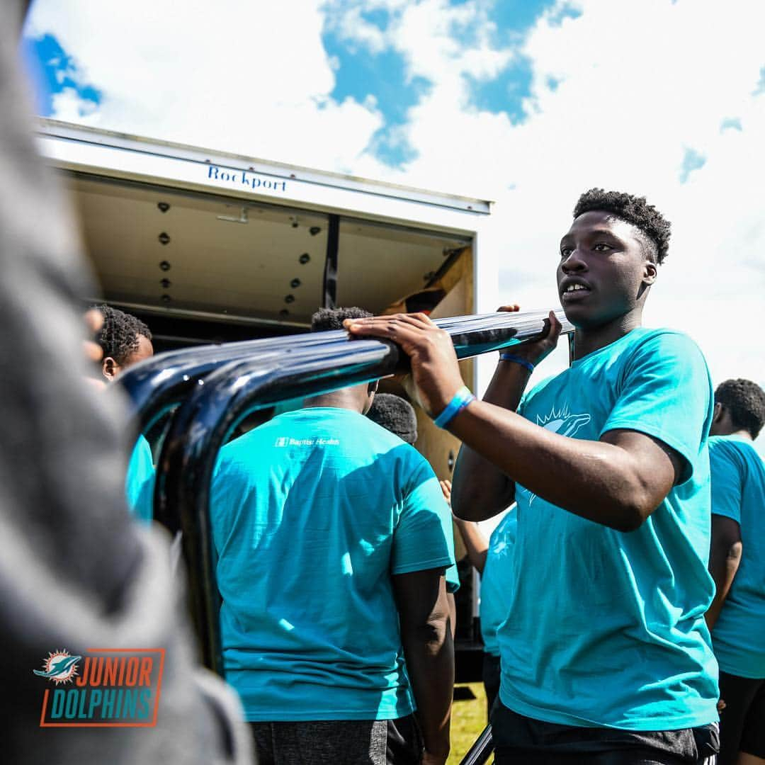 マイアミ・ドルフィンズさんのインスタグラム写真 - (マイアミ・ドルフィンズInstagram)「Day well spent surprising Pahokee High School’s flag and tackle football programs with new equipment! #TeamworkAtWork #LetsPlayFootball」4月24日 9時36分 - miamidolphins