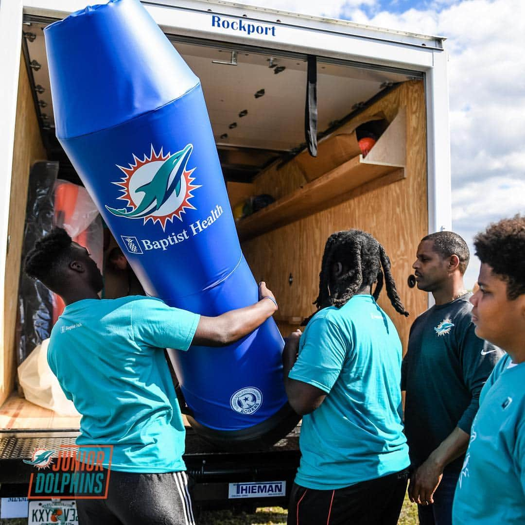 マイアミ・ドルフィンズさんのインスタグラム写真 - (マイアミ・ドルフィンズInstagram)「Day well spent surprising Pahokee High School’s flag and tackle football programs with new equipment! #TeamworkAtWork #LetsPlayFootball」4月24日 9時36分 - miamidolphins