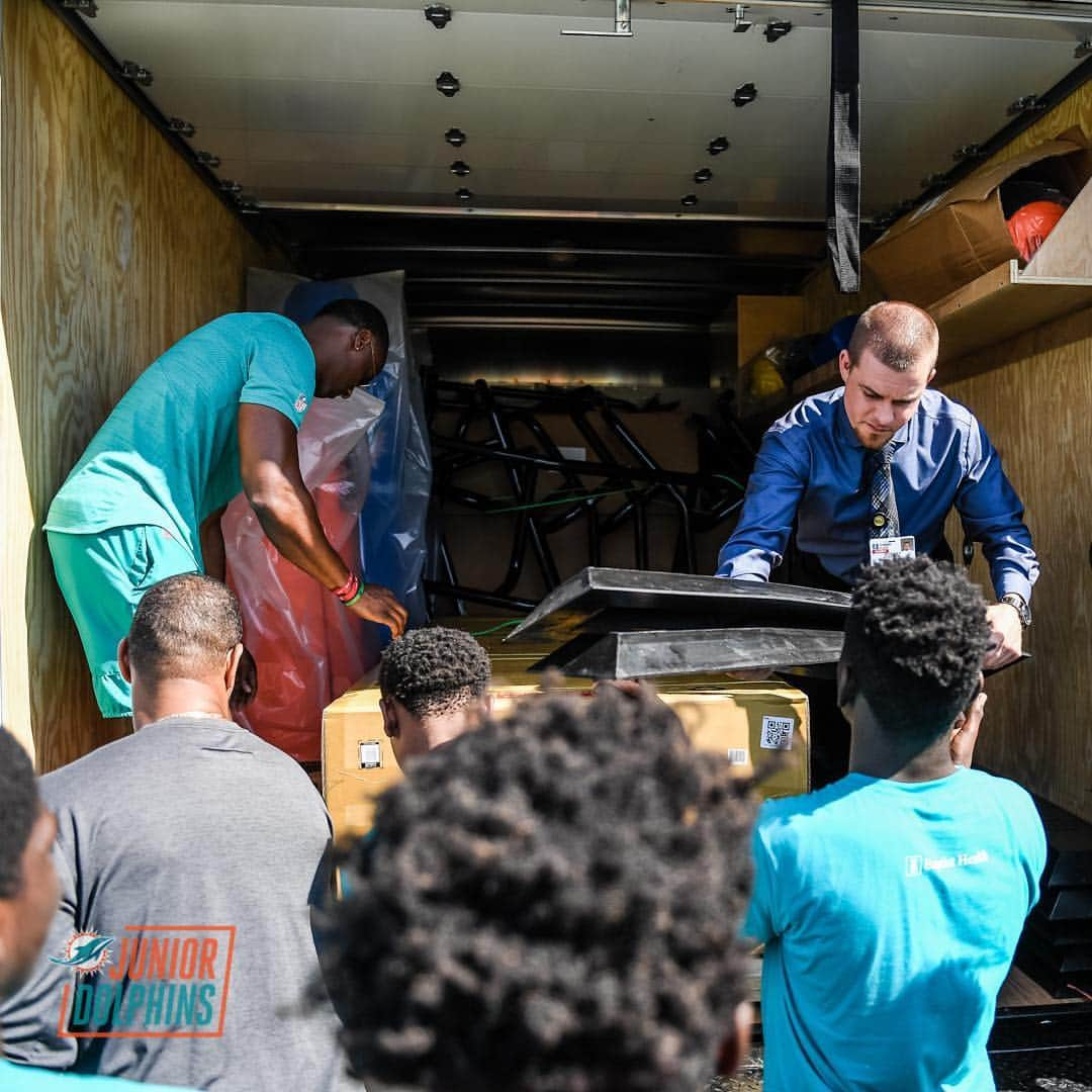 マイアミ・ドルフィンズさんのインスタグラム写真 - (マイアミ・ドルフィンズInstagram)「Day well spent surprising Pahokee High School’s flag and tackle football programs with new equipment! #TeamworkAtWork #LetsPlayFootball」4月24日 9時36分 - miamidolphins