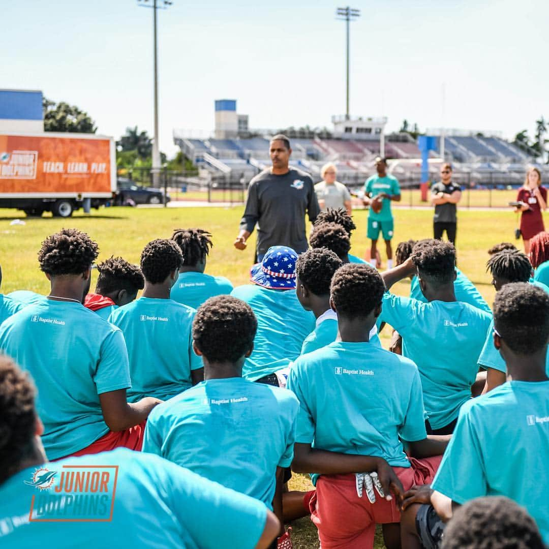 マイアミ・ドルフィンズさんのインスタグラム写真 - (マイアミ・ドルフィンズInstagram)「Day well spent surprising Pahokee High School’s flag and tackle football programs with new equipment! #TeamworkAtWork #LetsPlayFootball」4月24日 9時36分 - miamidolphins