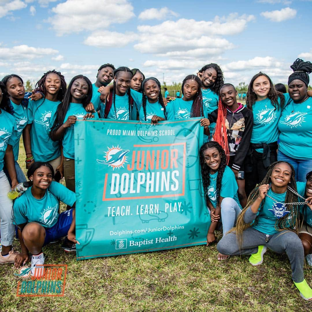 マイアミ・ドルフィンズさんのインスタグラム写真 - (マイアミ・ドルフィンズInstagram)「Day well spent surprising Pahokee High School’s flag and tackle football programs with new equipment! #TeamworkAtWork #LetsPlayFootball」4月24日 9時36分 - miamidolphins