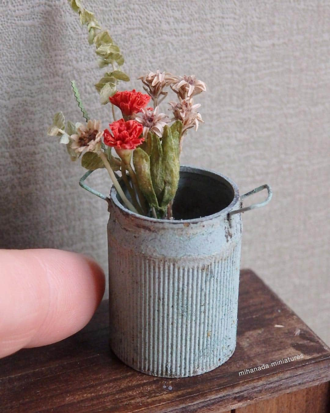 sae nakagawaさんのインスタグラム写真 - (sae nakagawaInstagram)「𓂃𓏍𓎸 Dry flowers in a rusty pail for a look of  natural elegance💐 使い古したミハナダ色のバケツに、 ドライフラワーがよくお似合いです☻」4月24日 9時38分 - mihanada.miniatures