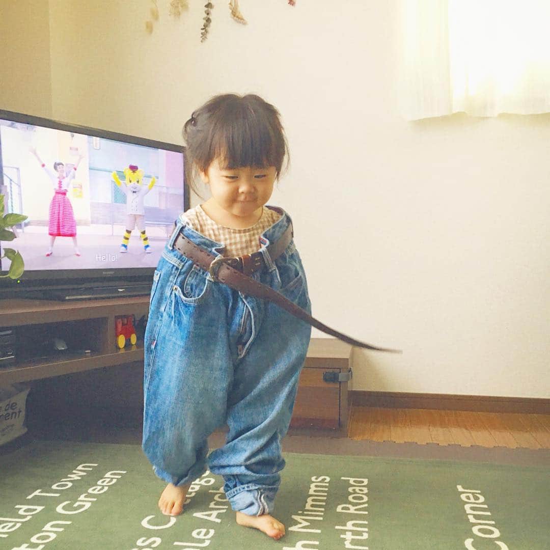 ママリさんのインスタグラム写真 - (ママリInstagram)「ママのデニムが履きたいお年頃💕 5年後の誰かに手紙を書きませんか？ #ママリラブレター 実施中⁣⠀ .⁣⠀ .⁣⠀ ＝＝＝⁣⠀ 可愛いすぎる♡⁣⠀ ・⁣⠀ …私のジーンズ ⌓̈⁣⠀ 自分で足を通して⁣⠀ 履いちゃった!!⁣⠀ ベルトを締めろと⁣⠀ 要求してくる༳﻿⁣⠀ そして一向に脱がないw⁣⠀ ＝＝＝⁣⠀ ・⁣⠀ @riches_38 さん、可愛い思い出ありがとうございました👖⁣⠀ * ⌒⌒⌒⌒⌒⌒⌒⌒⌒⌒⌒⌒⌒⌒⌒⌒*⁣⠀⁣⠀ ＼ママリュック インスタLIVE配信／⁣⠀ 本日4/24 14:00頃から、ママリマガジン特別付録⁣⠀ 「 #ママリュック 」を背負ったり中を見てみます✨⁣⠀ .⁣⠀ ストーリーにて、ママリュックへのご質問も募集してますので、ぜひご覧ください！⁣⠀ .⁣⠀ LIVE配信は、配信終了後ストーリーやIGTVに投稿予定です。⁣⠀ .⁣⠀ * ⌒⌒⌒⌒⌒⌒⌒⌒⌒⌒⌒⌒⌒⌒⌒⌒*⁣⠀⁣⠀ 手紙を投稿してプレゼント企画に応募✨⁣⠀ 「5年後に君に送る ママリラブレター」⁣⠀ ﻿⁣⠀ ⁣﻿﻿⠀⁣⠀ ■毎週受賞者発表！賞品⁣﻿﻿⠀⁣⠀ 「ママリマガジン賞（1名）」⁣﻿﻿⠀⁣⠀ 旅行券3万円分⁣﻿﻿⠀⁣⠀ ⁣﻿﻿⠀⁣⠀ 「ママリュック賞（36名）」⁣﻿﻿⠀⁣⠀ ・Amazonギフト券 1,000円分（4名）⁣﻿﻿⠀⁣⠀ ・Amazonギフト券 500円分（32名）⁣﻿﻿⠀⁣⠀ ⁣﻿﻿⠀⁣⠀ ■応募期間⁣﻿﻿⠀⁣⠀ 4月12日（金）～5月12日（日）⁣﻿⠀⁣⠀ .﻿﻿⠀⁣⠀ ■参加方法：⁣﻿﻿⠀⁣⠀ 1　「5年後の君へのラブレター」をテーマに投稿を作る！⁣﻿﻿⠀⁣⠀ 2　こちらの投稿にある「ママリマガジン告知用画像」をスクリーンショットし、投稿する画像の2枚目以降に貼り付け！⁣﻿﻿⠀⁣⠀ 3　「#ママリラブレター」「#ママリ監修ママリュック」の2つのタグをつけて投稿で応募完了⁣﻿✨ハッシュタグは、他のものも付けて大丈夫です💕﻿⠀⁣⠀ * ⁣⠀ 詳しくはストーリーをチェック！⁣⠀ ⁣⠀ * ⌒⌒⌒⌒⌒⌒⌒⌒⌒⌒⌒⌒⌒⌒⌒⌒*⁣⠀⠀⠀⁣⠀ ⁣💫先輩ママに聞きたいことありませんか？💫⠀⠀⠀⠀⁣⠀ .⠀⠀⠀⠀⠀⠀⁣⠀ 「悪阻っていつまでつづくの？」⠀⠀⠀⠀⠀⠀⠀⁣⠀ 「妊娠から出産までにかかる費用は？」⠀⠀⠀⠀⠀⠀⠀⁣⠀ 「陣痛・出産エピソードを教えてほしい！」⠀⠀⠀⠀⠀⠀⠀⁣⠀ .⠀⠀⠀⠀⠀⠀⁣⠀ あなたの回答が、誰かの支えになる。⠀⠀⠀⠀⠀⠀⠀⁣⠀ .⠀⠀⠀⠀⠀⠀⁣⠀ 女性限定匿名Q&Aアプリ「ママリ」は @mamari_official  のURLからDL✨⁣⠀ .⠀⠀⠀⠀⠀⠀⠀⠀⠀⠀⠀⠀⠀⠀⠀⠀⠀⠀⠀⠀⠀⠀⠀⠀⁣⠀ .⁣⠀ #男の子 #親バカ部 #育児 #家族 #成長記録 #子育て #赤ちゃん#赤ちゃんのいる生活 #子育てグラム⁣⠀ #ママ#プレママ#赤ちゃん#子育て#育児#子供のいる生活#ママカメラ部#親バカ部⁣ #保育 #ワーママライフ #可愛い #ベビフル #コドモノ⁣⠀」4月24日 9時39分 - mamari_official
