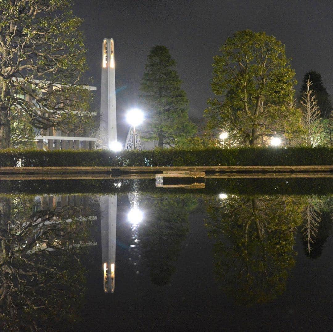 立教大学さんのインスタグラム写真 - (立教大学Instagram)「新座キャンパス５号館前の池には、風がない時は逆さ富士ならぬ逆さベルタワーが現れます。２枚の写真のうち、片方は上下を反転させているだけで、同じ写真です。さてどっちが正解でしょう。 Mirrorlike surface of the pond in the Niiza campus. . #rikkyo #rikkyouniversity #niiza #新座キャンパス #立教 #立教大学 #chapel #チャペル #likemirror #mirrorlike  #立教学院聖パウロ礼拝堂 #coregraphy#photography #ファインダー越しの私の世界 Photo by monikkomonimoni」4月24日 9時41分 - rikkyouniv