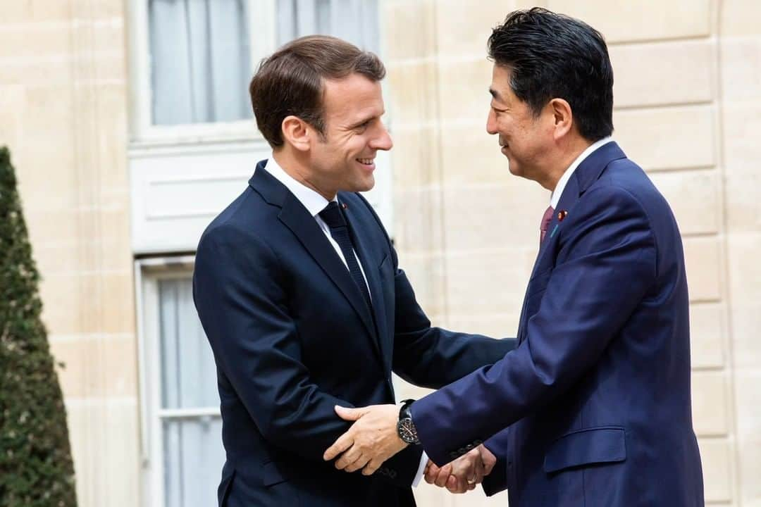 フランス大使館さんのインスタグラム写真 - (フランス大使館Instagram)「「エマニュエル・マクロン大統領は日本の安倍晋三首相と会談しました。今年、G20議長国となる日本と、G7議長国となるフランスは、国際舞台でともに大きな責任を果たします。」フランス大統領府公式ツイッターより」4月24日 9時45分 - ambafrancejp