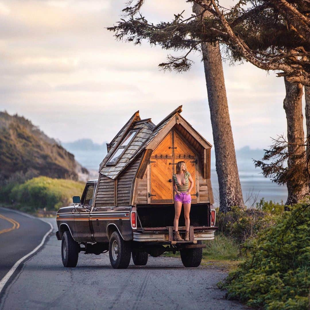 サラ・ジーン・アンダーウッドさんのインスタグラム写真 - (サラ・ジーン・アンダーウッドInstagram)「Took the truck cabin out for a spin today! I’m gonna sit on this tailgate and watch the sunset 🙌🏼...and then go home and watch Dateline 😜. What are your plans for the evening? 📸 by @jacobwitzling」4月24日 9時47分 - saraunderwood