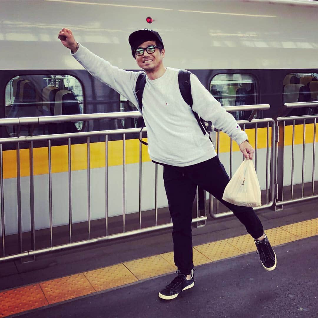 高本剛志さんのインスタグラム写真 - (高本剛志Instagram)「広島へ出発。 旅のお供は姉上です。 まぁまぁな人達の前で撮ってます。 #新大阪 #新幹線 #旅は道連れ」4月24日 9時47分 - takamoto76