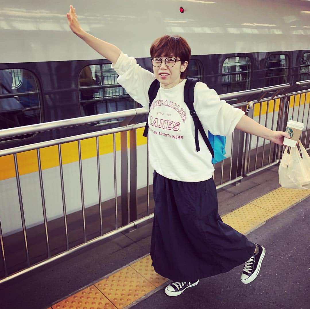 高本剛志さんのインスタグラム写真 - (高本剛志Instagram)「広島へ出発。 旅のお供は姉上です。 まぁまぁな人達の前で撮ってます。 #新大阪 #新幹線 #旅は道連れ」4月24日 9時47分 - takamoto76