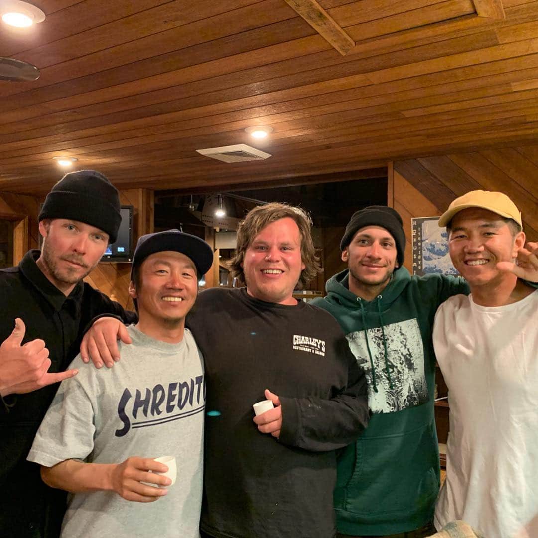 上田ユキエさんのインスタグラム写真 - (上田ユキエInstagram)「兄弟か。brothers?? 😂 It was super fun  night 🍻🤙 @bistroeast @takashi_nishida0124 @teddyitskoo #mammothlife #snowboarder」4月24日 9時52分 - yukie_ueda