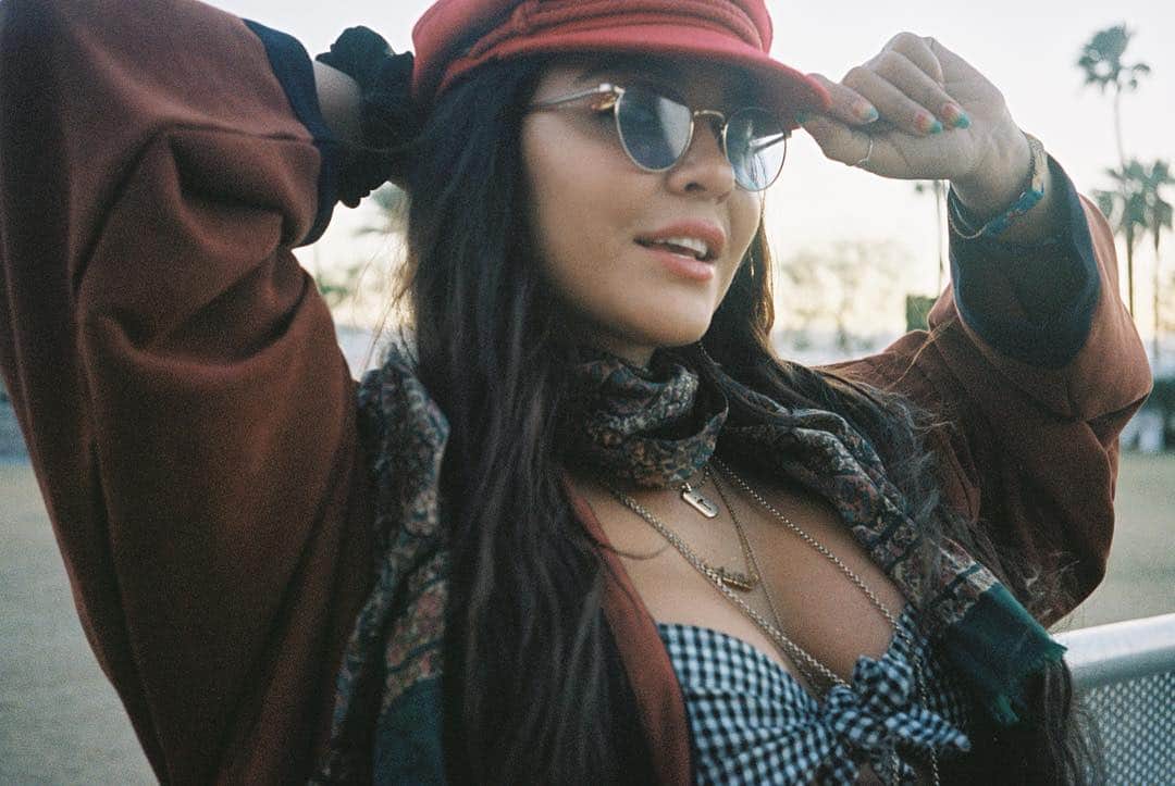 ステラ・ハジェンズのインスタグラム：「will she ever stop posting these coachella mems? 💭」