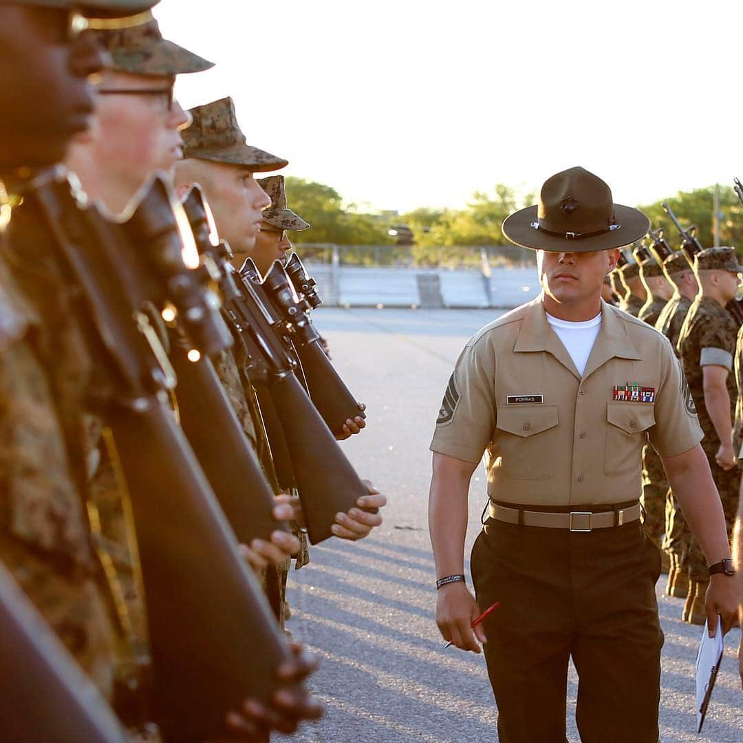 アメリカ海兵隊さんのインスタグラム写真 - (アメリカ海兵隊Instagram)「Inspect What You Expect  Recruits with Hotel Company, 2nd Recruit Training Battalion, are evaluated during their Final Drill evaluation at @mcrdparrisisland, April 16, 2019. (U.S. Marine Corps photo by Cpl. Daniel O'Sullivan)  #Marines #USMC #Military #Corps #Bootcamp #Recruit #Training #Drill #DI #Swag #ParrisIsland #Hotel #Company #Photography #Training #Inspection #Rifles」4月24日 9時56分 - marines